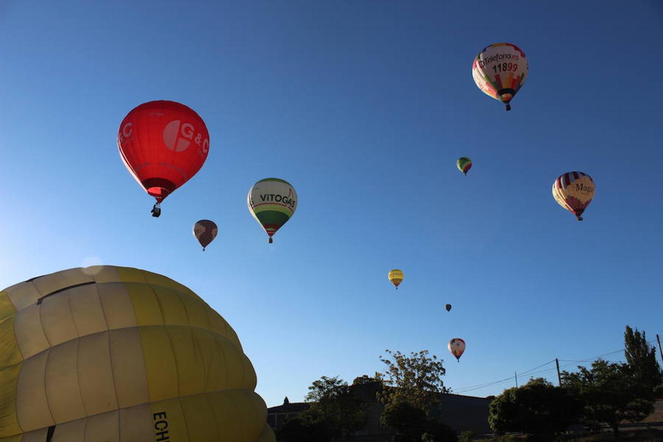 Espectaculares imágenes de la primera jornada de la regata de globos aerostáticos que ha arrancado en Calahorra. El transporte, el inflado y el despegue de estas gigantes pompas de aire caliente congregó a multitud de curiosos y valientes para subir a la cesta y echar a volar