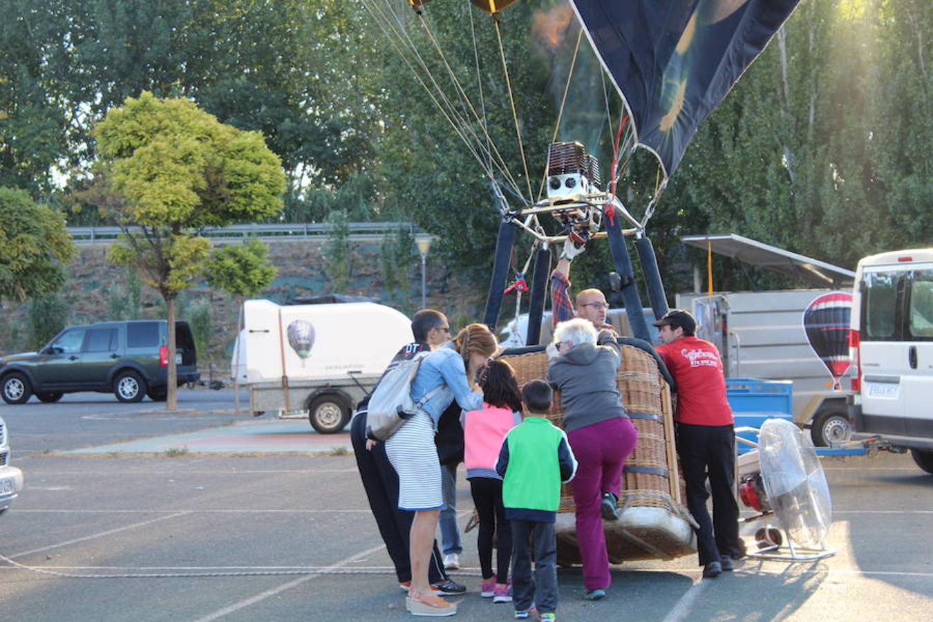 Espectaculares imágenes de la primera jornada de la regata de globos aerostáticos que ha arrancado en Calahorra. El transporte, el inflado y el despegue de estas gigantes pompas de aire caliente congregó a multitud de curiosos y valientes para subir a la cesta y echar a volar