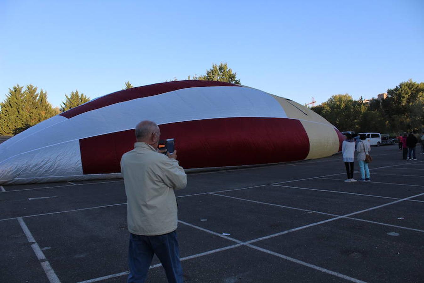 Espectaculares imágenes de la primera jornada de la regata de globos aerostáticos que ha arrancado en Calahorra. El transporte, el inflado y el despegue de estas gigantes pompas de aire caliente congregó a multitud de curiosos y valientes para subir a la cesta y echar a volar