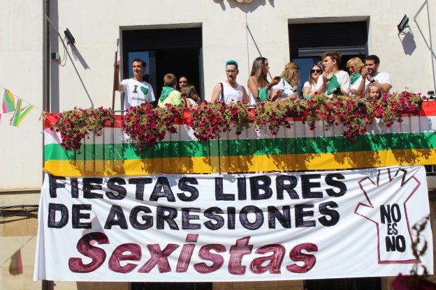 Lanzamiento del cohete desde el balcón consistorial. 