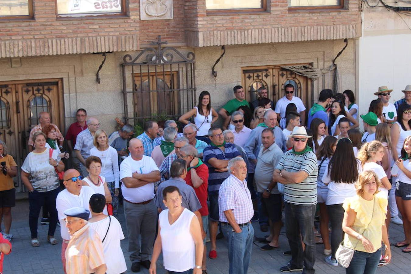 Los miembros de la asociación 'Belén vivienet' fueron los encargados de dar la bienvenida a las fiestas de San Roque en Alcanadre. Con pancarta reivindicativa y con una fiesta de la espuma para los peques dieron comienzo las fiestas