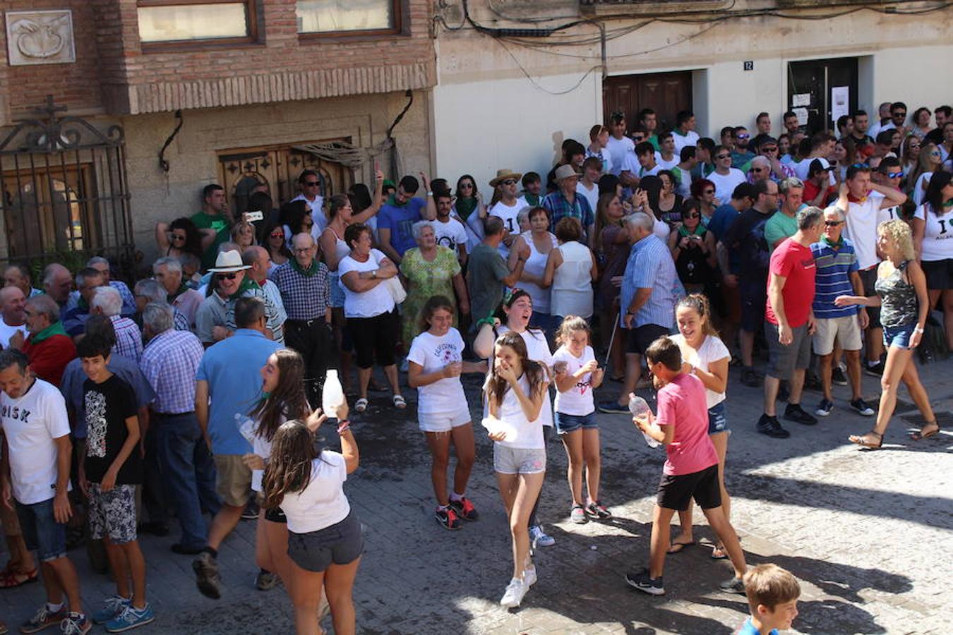 Los miembros de la asociación 'Belén vivienet' fueron los encargados de dar la bienvenida a las fiestas de San Roque en Alcanadre. Con pancarta reivindicativa y con una fiesta de la espuma para los peques dieron comienzo las fiestas