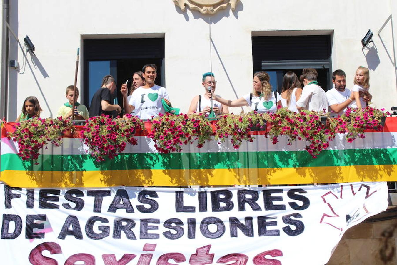 Los miembros de la asociación 'Belén vivienet' fueron los encargados de dar la bienvenida a las fiestas de San Roque en Alcanadre. Con pancarta reivindicativa y con una fiesta de la espuma para los peques dieron comienzo las fiestas