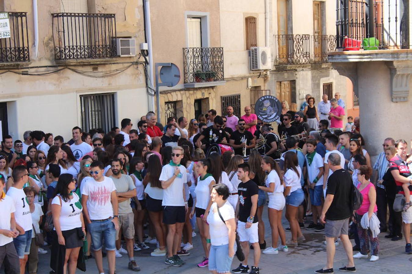 Los miembros de la asociación 'Belén vivienet' fueron los encargados de dar la bienvenida a las fiestas de San Roque en Alcanadre. Con pancarta reivindicativa y con una fiesta de la espuma para los peques dieron comienzo las fiestas