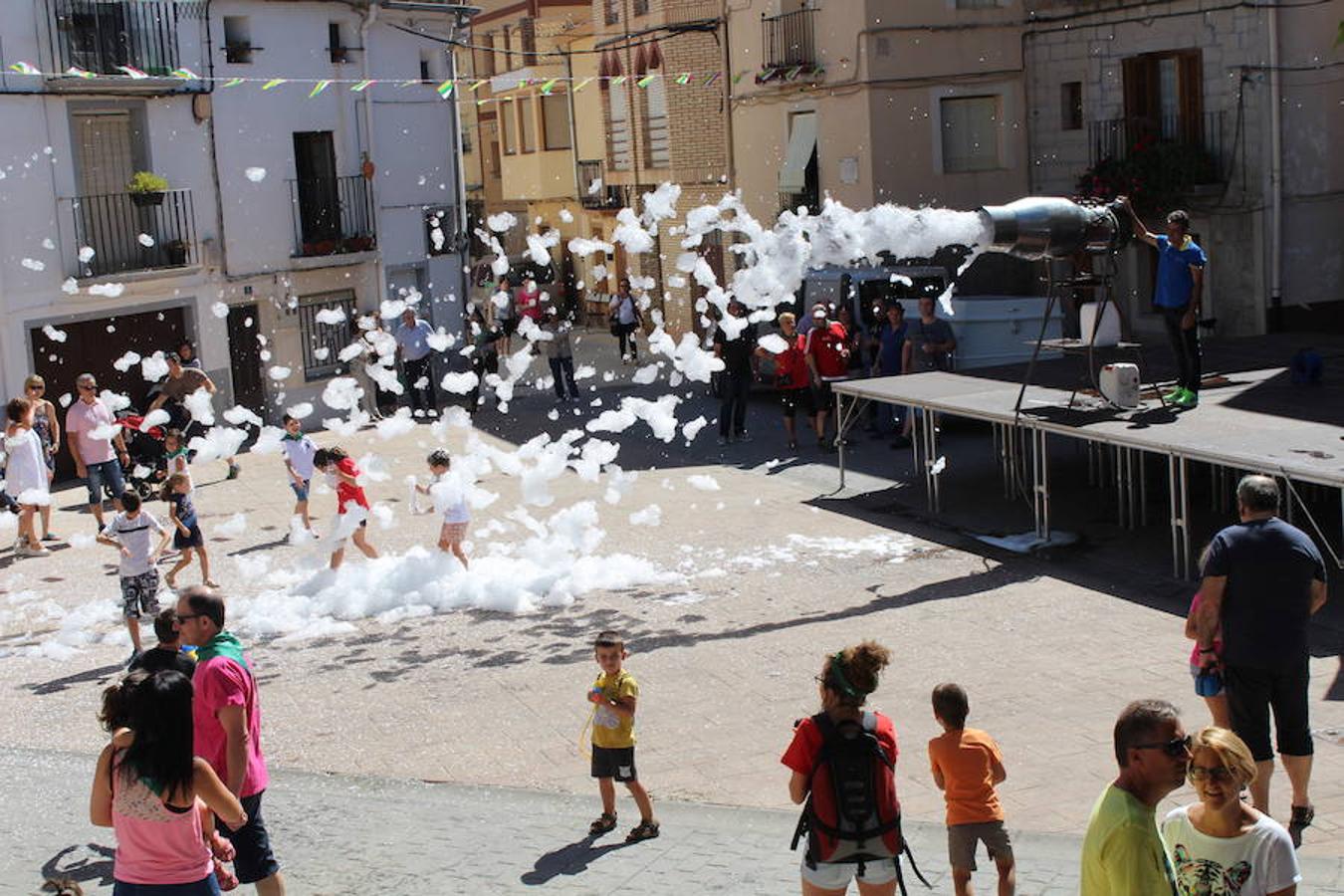 Los miembros de la asociación 'Belén vivienet' fueron los encargados de dar la bienvenida a las fiestas de San Roque en Alcanadre. Con pancarta reivindicativa y con una fiesta de la espuma para los peques dieron comienzo las fiestas