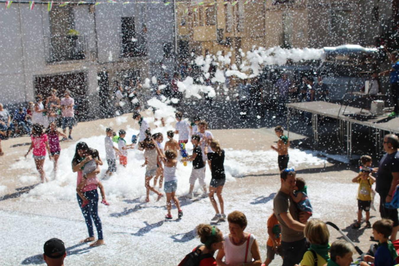 Los miembros de la asociación 'Belén vivienet' fueron los encargados de dar la bienvenida a las fiestas de San Roque en Alcanadre. Con pancarta reivindicativa y con una fiesta de la espuma para los peques dieron comienzo las fiestas