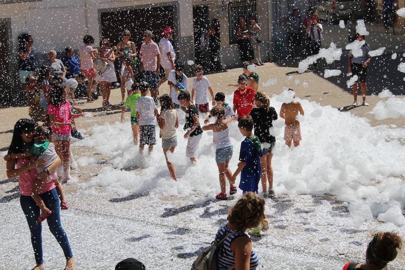 Los miembros de la asociación 'Belén vivienet' fueron los encargados de dar la bienvenida a las fiestas de San Roque en Alcanadre. Con pancarta reivindicativa y con una fiesta de la espuma para los peques dieron comienzo las fiestas