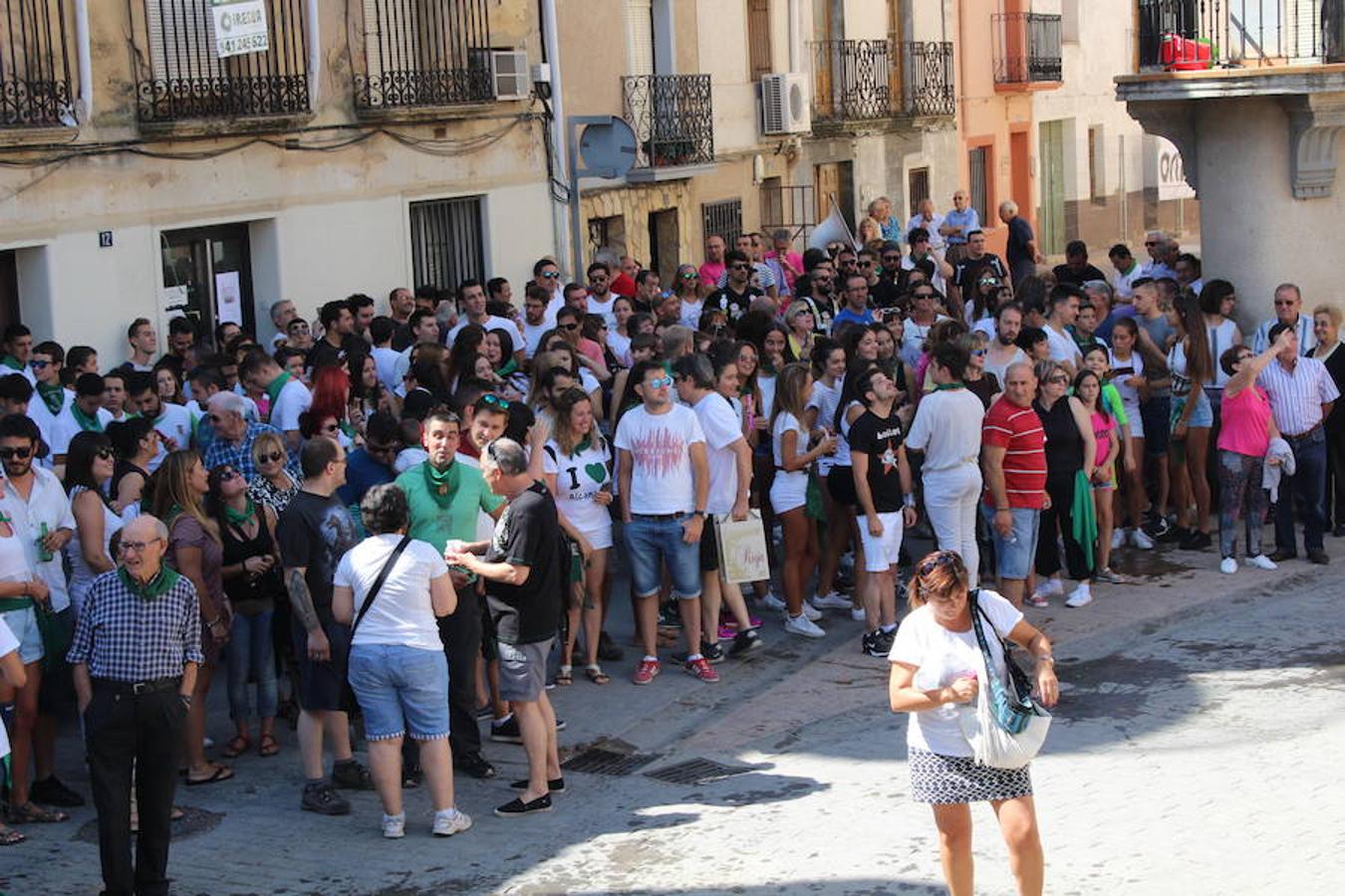 Los miembros de la asociación 'Belén vivienet' fueron los encargados de dar la bienvenida a las fiestas de San Roque en Alcanadre. Con pancarta reivindicativa y con una fiesta de la espuma para los peques dieron comienzo las fiestas