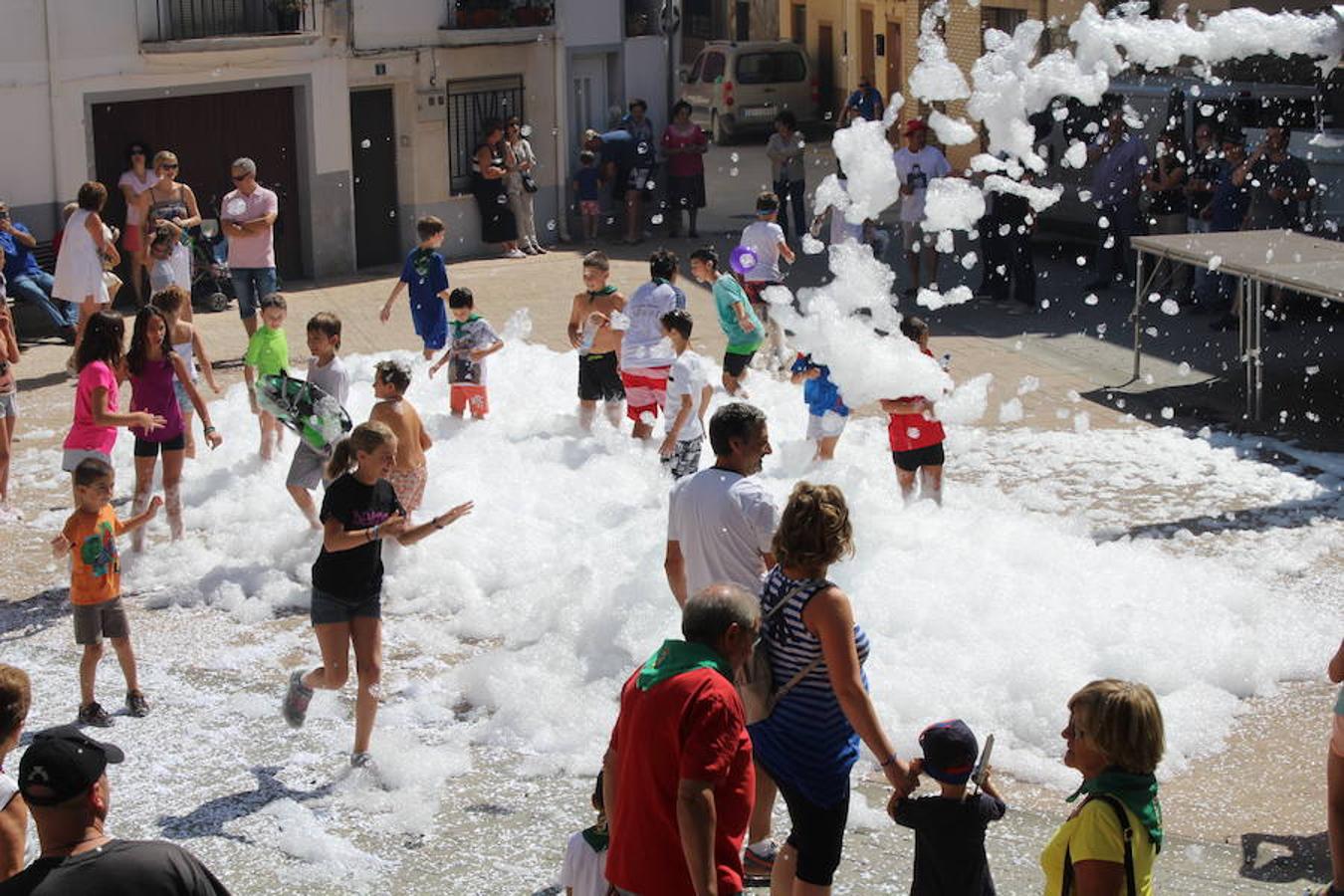 Los miembros de la asociación 'Belén vivienet' fueron los encargados de dar la bienvenida a las fiestas de San Roque en Alcanadre. Con pancarta reivindicativa y con una fiesta de la espuma para los peques dieron comienzo las fiestas