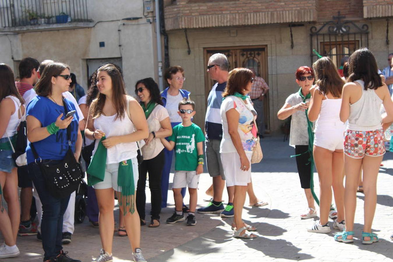 Los miembros de la asociación 'Belén vivienet' fueron los encargados de dar la bienvenida a las fiestas de San Roque en Alcanadre. Con pancarta reivindicativa y con una fiesta de la espuma para los peques dieron comienzo las fiestas