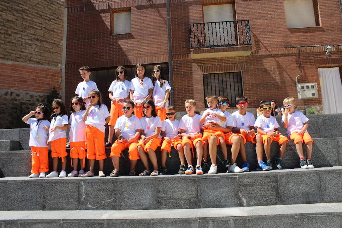 Colorista inicio de fiestas en Tudelilla. Desde mucho antes del disparo del cohete los vecinos se agolpaban por las calles luciendo sus disfraces. San Roque une a todos bajo la premisa de la diversión