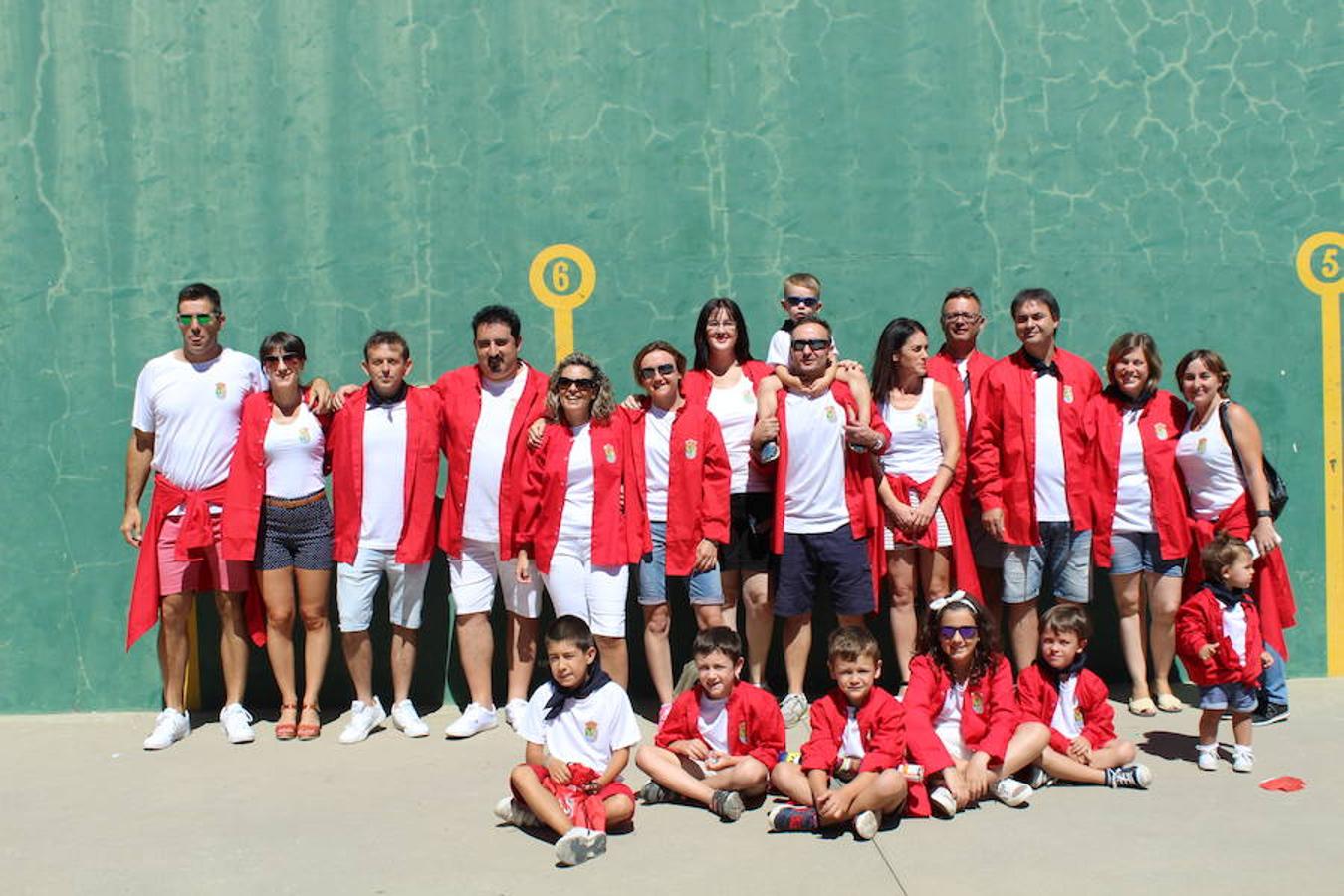 Colorista inicio de fiestas en Tudelilla. Desde mucho antes del disparo del cohete los vecinos se agolpaban por las calles luciendo sus disfraces. San Roque une a todos bajo la premisa de la diversión