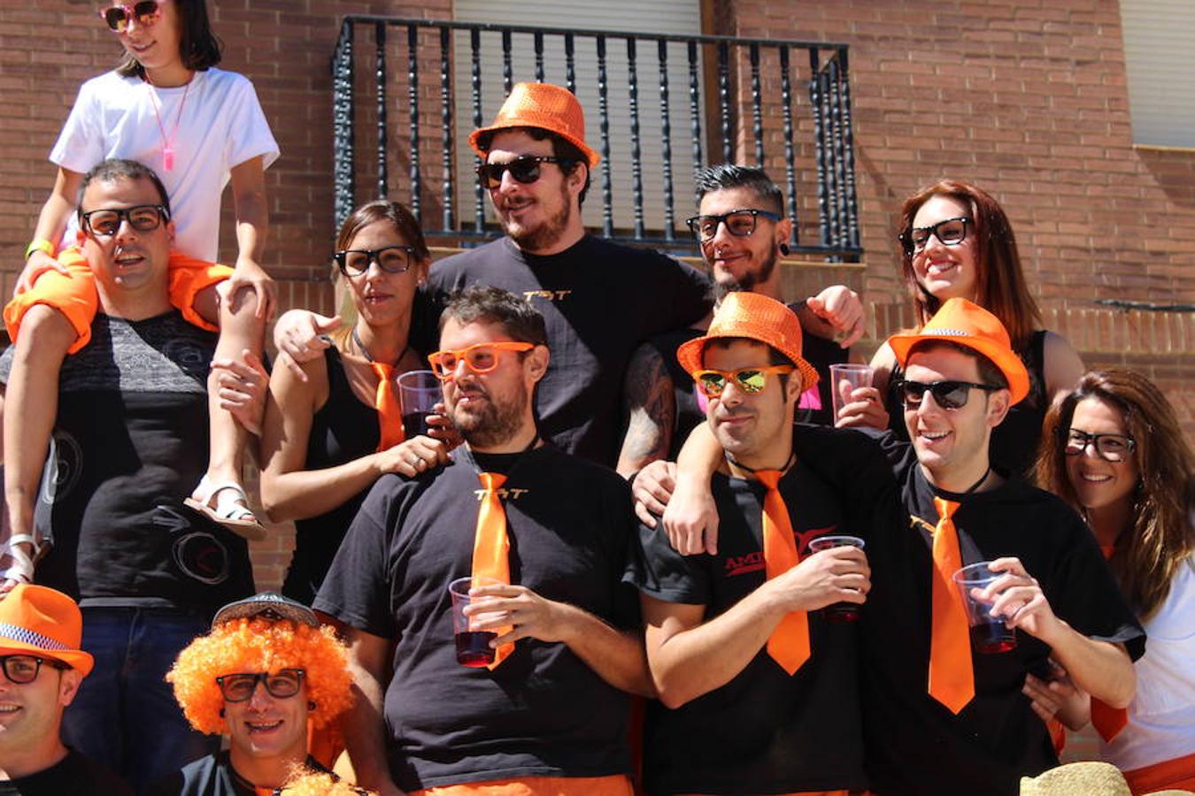 Colorista inicio de fiestas en Tudelilla. Desde mucho antes del disparo del cohete los vecinos se agolpaban por las calles luciendo sus disfraces. San Roque une a todos bajo la premisa de la diversión