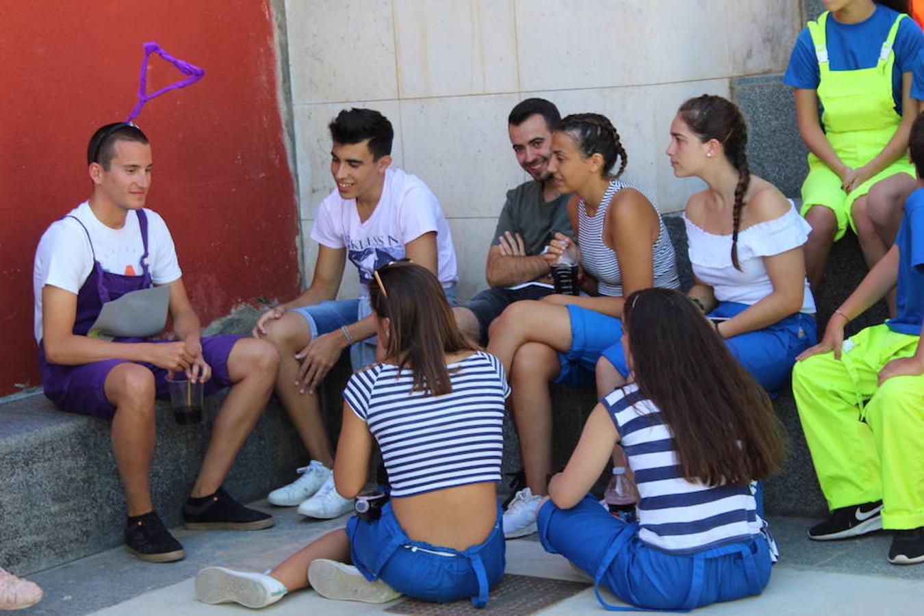 Colorista inicio de fiestas en Tudelilla. Desde mucho antes del disparo del cohete los vecinos se agolpaban por las calles luciendo sus disfraces. San Roque une a todos bajo la premisa de la diversión