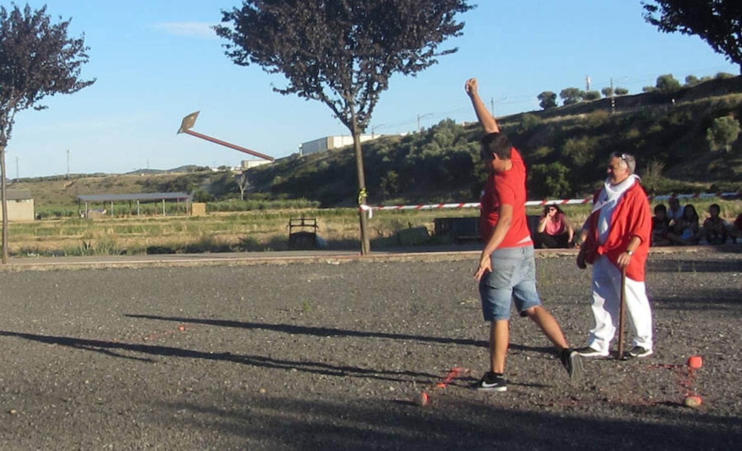 Agoncillo delebró su tradicional lanzmaiento de azada. Hombres, mujeres y niños probaron fortuna en este campeonato que mide tanto la fuerza como la destreza y que siempre, siempre, siembra de risas al personal que se congrega en el campo de tiro