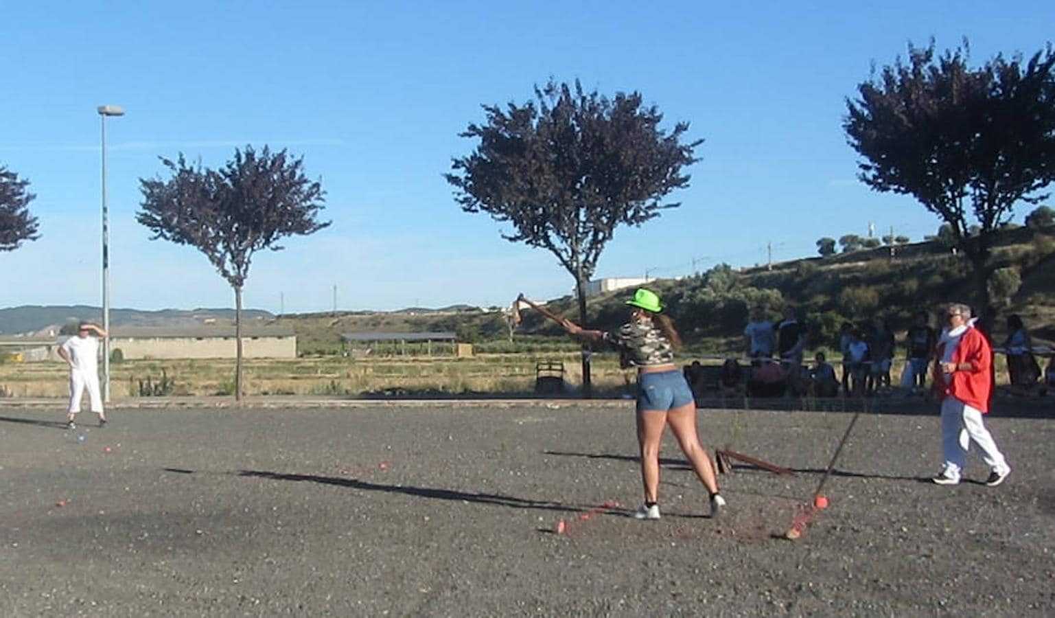 Agoncillo delebró su tradicional lanzmaiento de azada. Hombres, mujeres y niños probaron fortuna en este campeonato que mide tanto la fuerza como la destreza y que siempre, siempre, siembra de risas al personal que se congrega en el campo de tiro