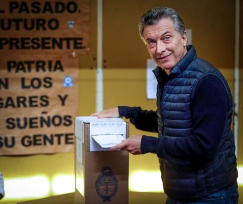 El presidente Mauricio Macri, ayer, en el momento de ejercer su derecho al voto. :: reuters