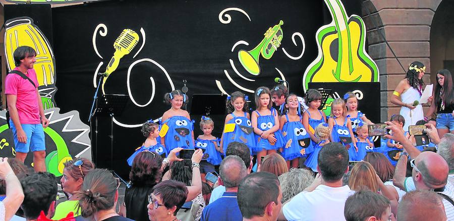 Cientos de niños y sus familias disfrutaron en la tarde de ayer en la plaza de españa de la fiesta infantil de disfraces.