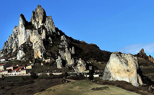 Vista de Cellorigo a los pies del monte. 