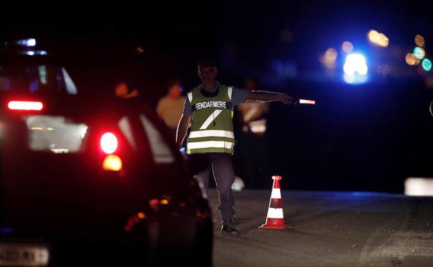 Un gendarme prohíbe el paso a la zona del incidente. 