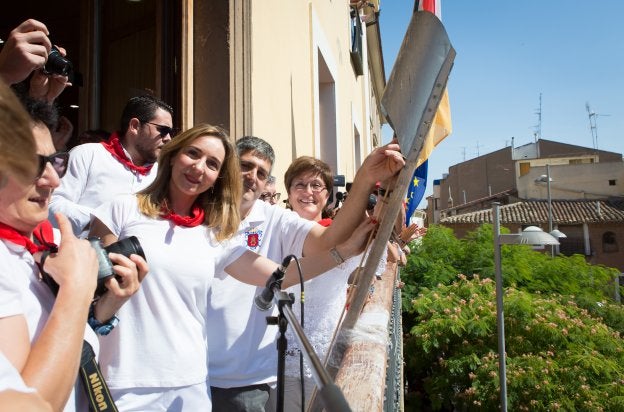 La pregonera Sonia Peña, junto al edil de Festejos, José Luis Segura, y a la alcaldesa Yolanda Preciado. :: s.t.