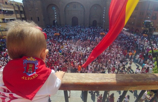 El ambiente del chupinazo en la plaza de España embaucó a alfareños e invitados de todas las edades, desde bebés a los mayores en la Lonja de San Miguel. :: 