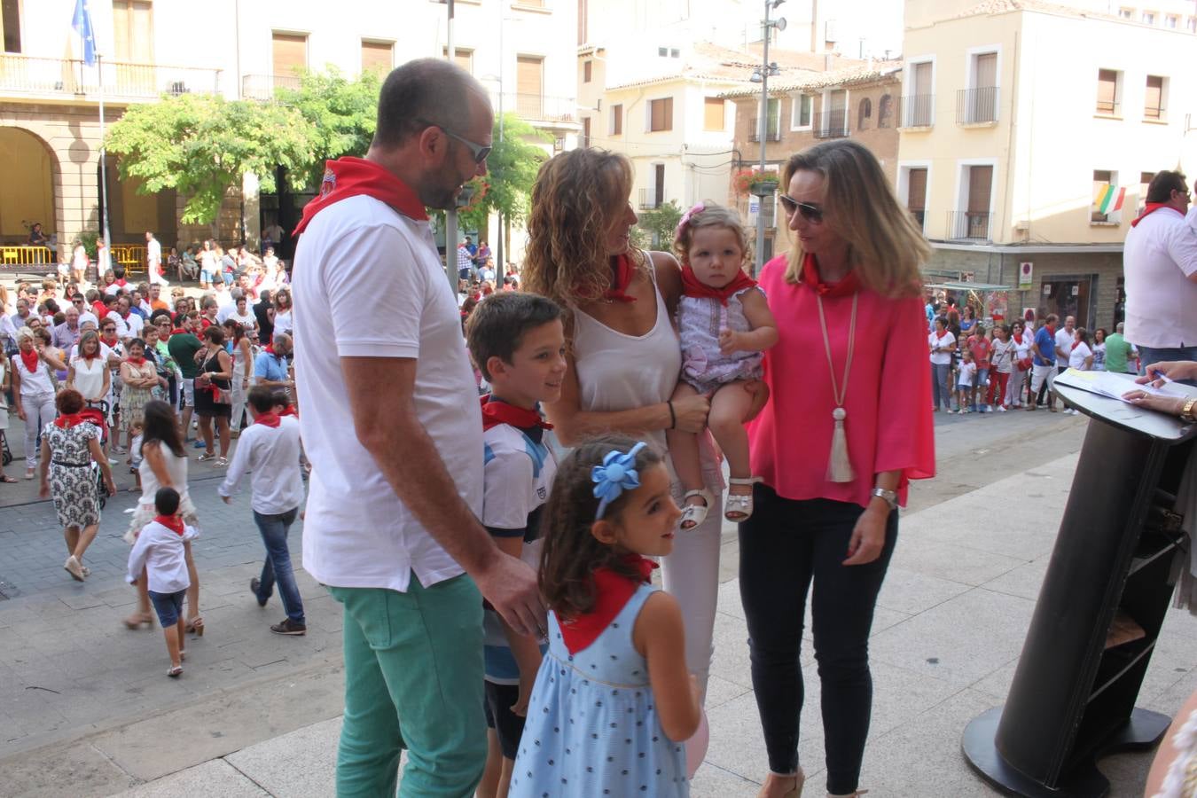 Más de un centenar de niños recibieron del Ayuntamiento el pañuelillo rojo que conmemora sus primeras fiestas patronales alfareñas.