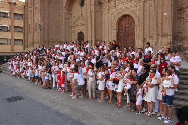 Más de un centenar de niños recibieron del Ayuntamiento el pañuelillo rojo que conmemora sus primeras fiestas patronales alfareñas. En la foto pequeña, degustación en favor de la Asociación del Alzhéimer. 