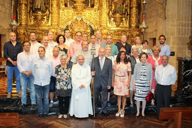 Los miembros de la Cofradía de Nuestra Señora Virgen de la Vega posan en la Basílica de la Vega después de la asamblea anual. 