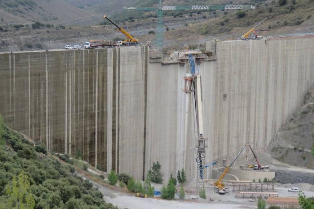 La presa ha crecido hasta los 103 metros proyectados desde que se retomaran los trabajos en el pasado abril, tras diecisiete meses parados. :: E.P.