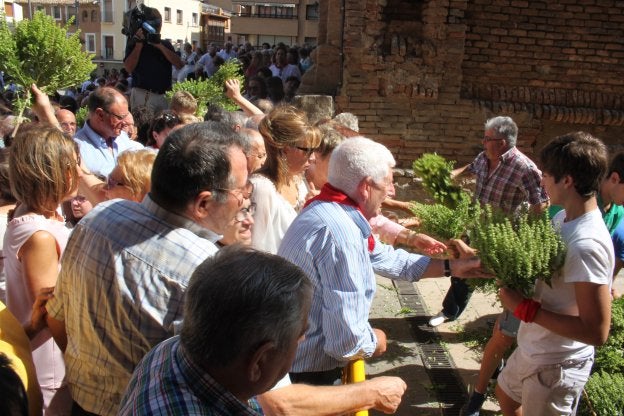 La albahaca puso el aroma a la procesión del día grande. 