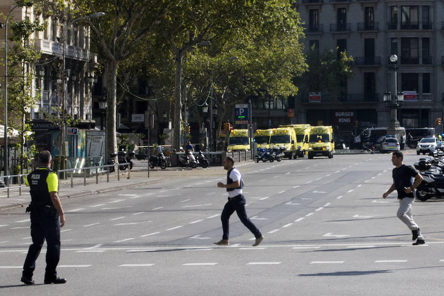 Una furgoneta blanca ha arremetido contra los viandantes en una de las calles más turísticas de Barcelona