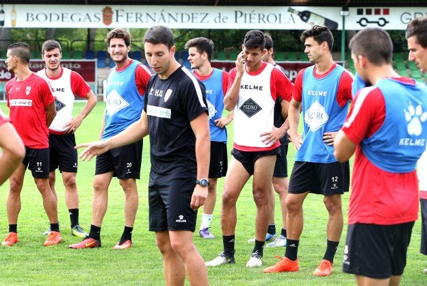 Los jugadores blanqujirrojos reciben las especificaciones de Héctor Urquiaga sobre un ejercicio. 