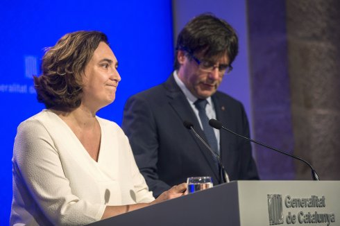 Ada Colau y Carles Puigdemont comparecieron ayer. :: efe