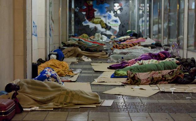 Temporeros durmiendo en una calle de Logroño, en una imagen de archivo