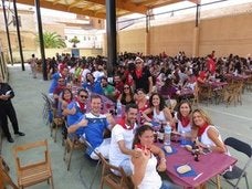 Más de 520 jóvenes de diversas cuadrillas compartieron en el mediodía de ayer la comida joven, que prosiguió con una fiesta en la placeta San Francisco. :: 