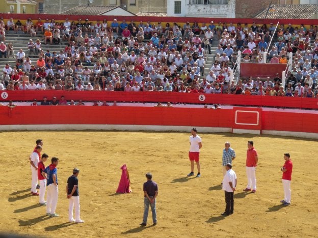   Variedad ante los astados. Como tantas mañanas de estas fiestas, la de ayer tuvo encierro de reses bravas, becerras para los jóvenes y prueba en la plaza.