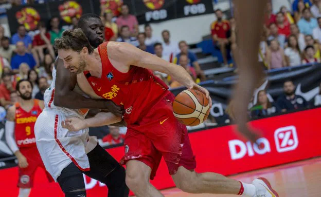 Pau Gasol, en el encuentro de ayer en Melilla. :: feb