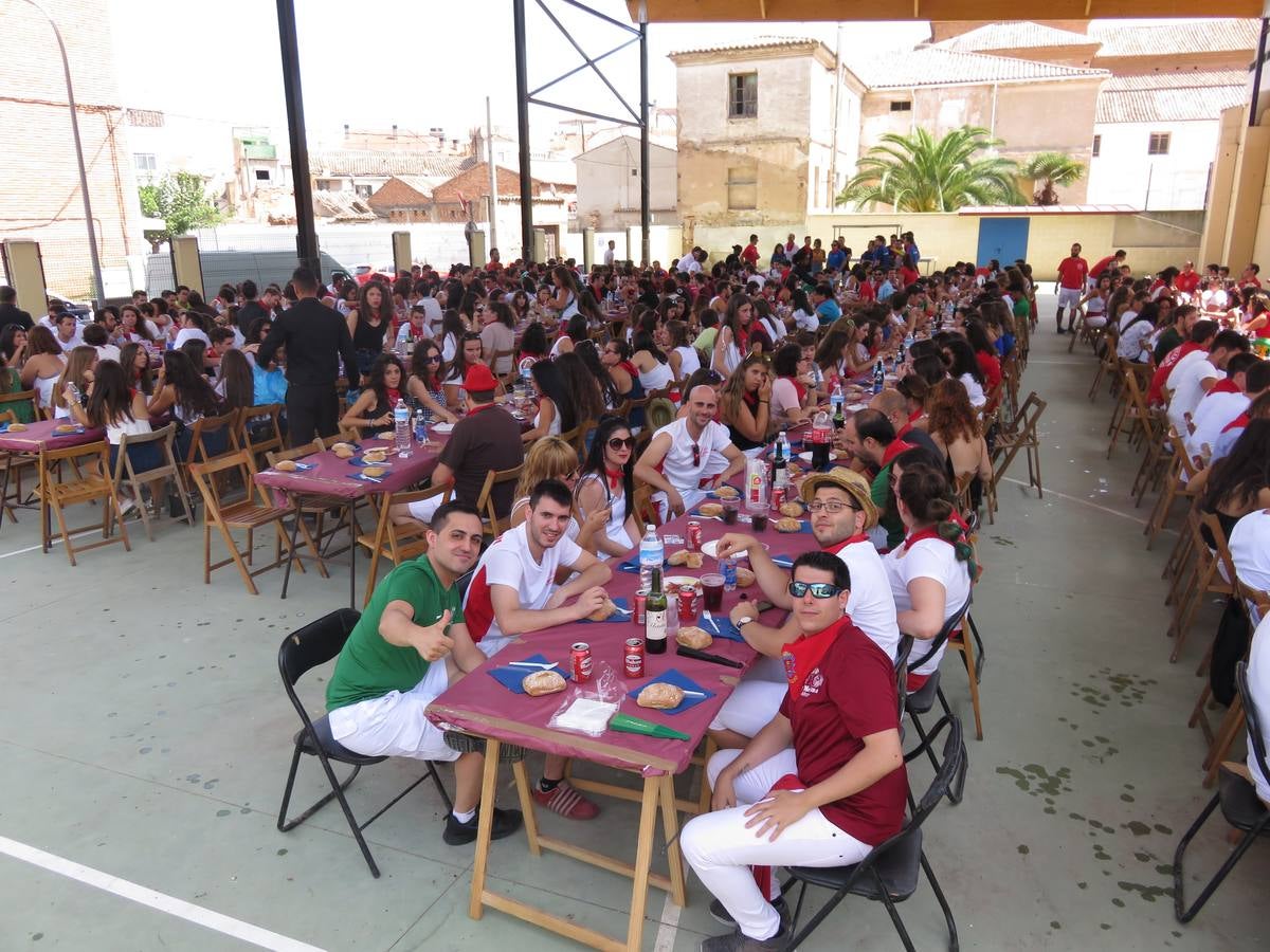 Vaquillas, comidas en cuadrilla, degustaciones, gigantes y cabezudos... un sinfín de actos en las fiestas alfareñas.