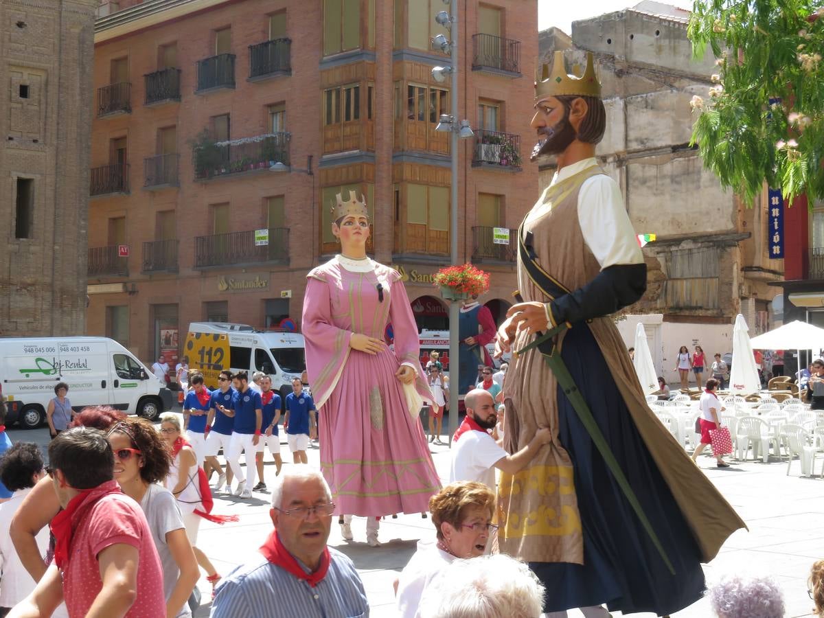 Vaquillas, comidas en cuadrilla, degustaciones, gigantes y cabezudos... un sinfín de actos en las fiestas alfareñas.