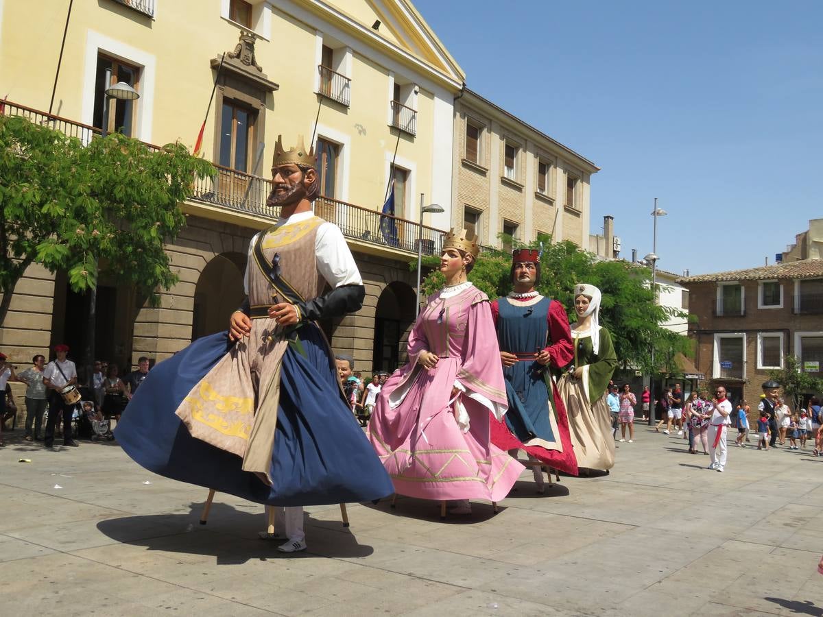 Vaquillas, comidas en cuadrilla, degustaciones, gigantes y cabezudos... un sinfín de actos en las fiestas alfareñas.