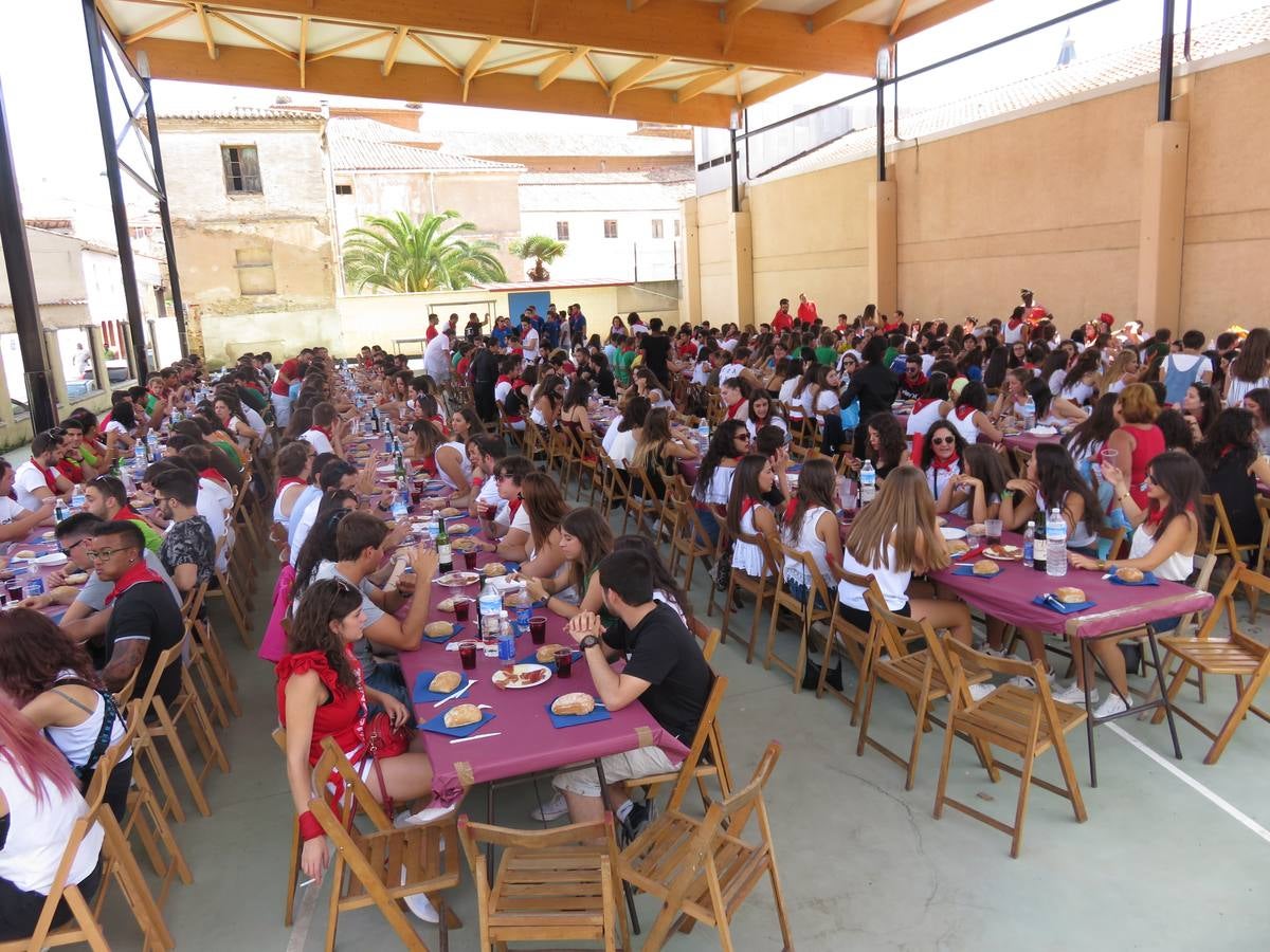 Vaquillas, comidas en cuadrilla, degustaciones, gigantes y cabezudos... un sinfín de actos en las fiestas alfareñas.