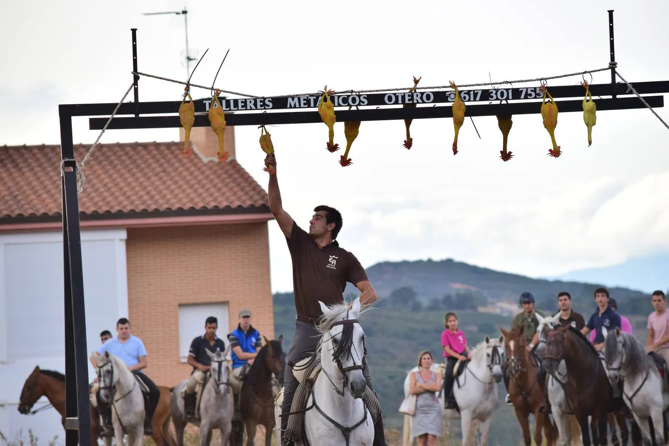 Dieciséis jinetes participaron en la tradicional carrera de gallos de Nalda.