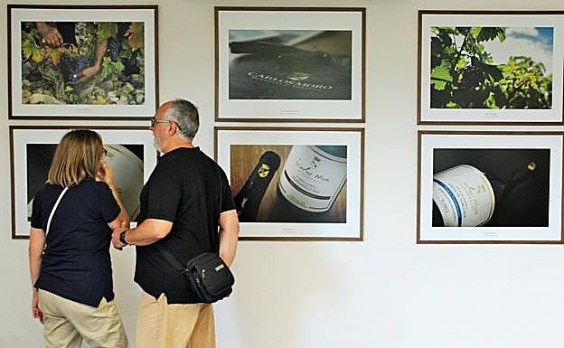 Dos visitantes de la exposición admiran las imágenes..