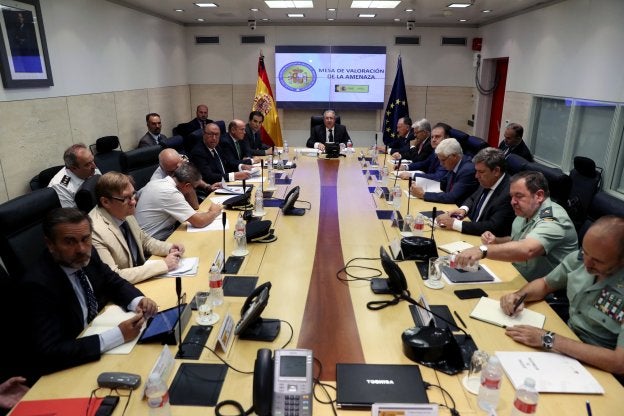Zoido da por desarticulada la célula y despierta el malestar de los Mossos