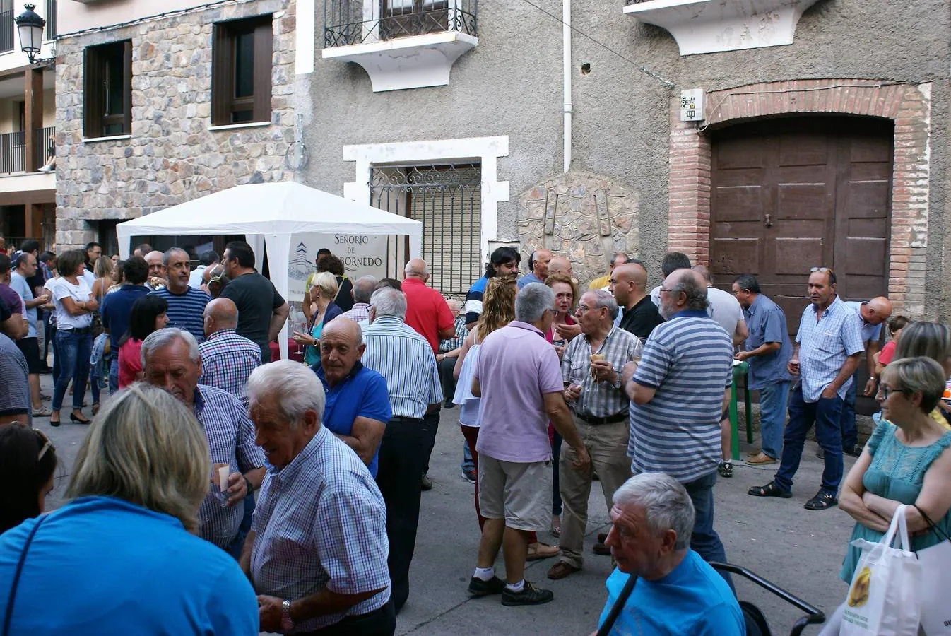 Gran ambiente el que se vivió en Anguiano con motivo de las V Jornadas del Vino, bajo el epígrafe 'Anguiano, de la viña al monte'.