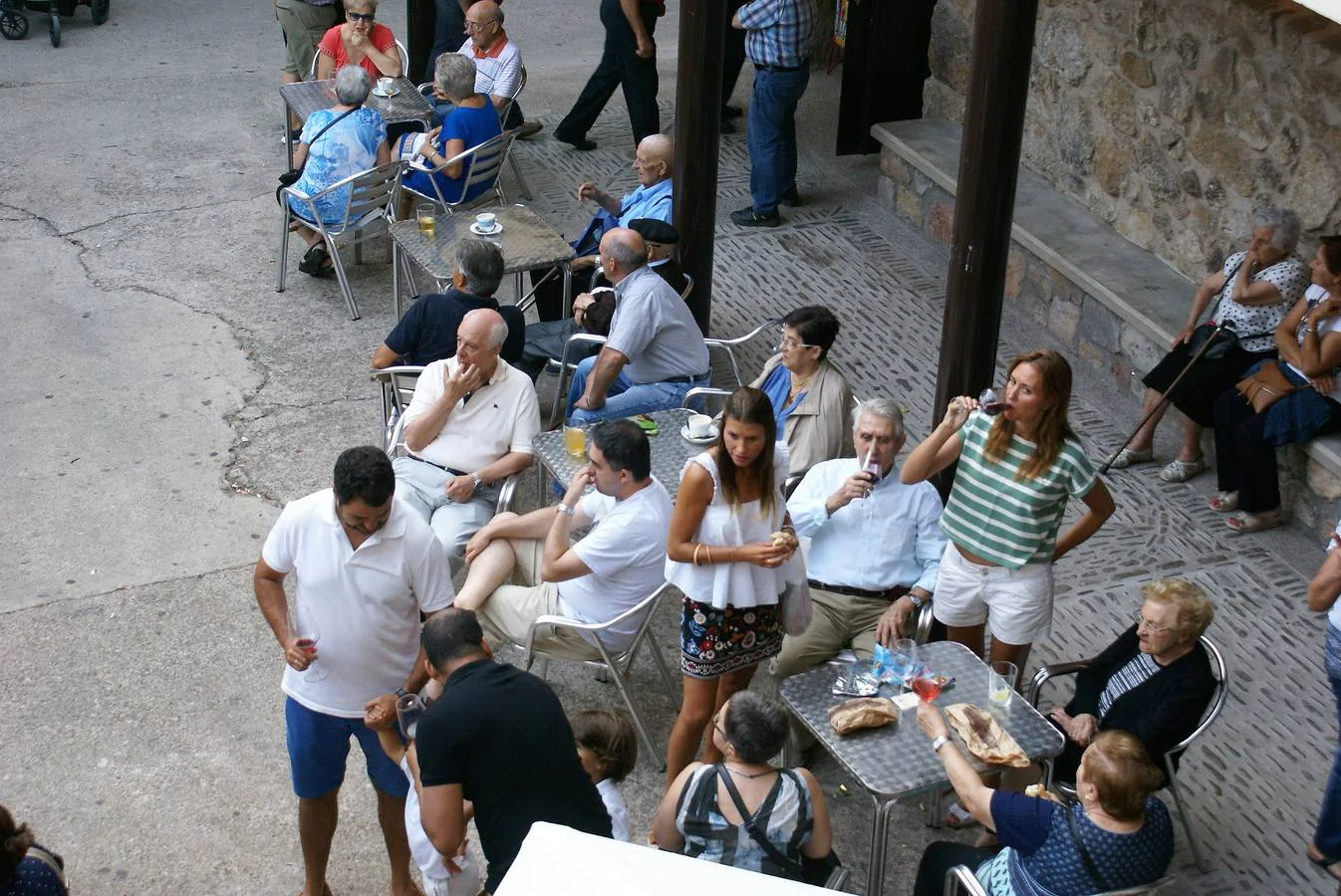 Gran ambiente el que se vivió en Anguiano con motivo de las V Jornadas del Vino, bajo el epígrafe 'Anguiano, de la viña al monte'.