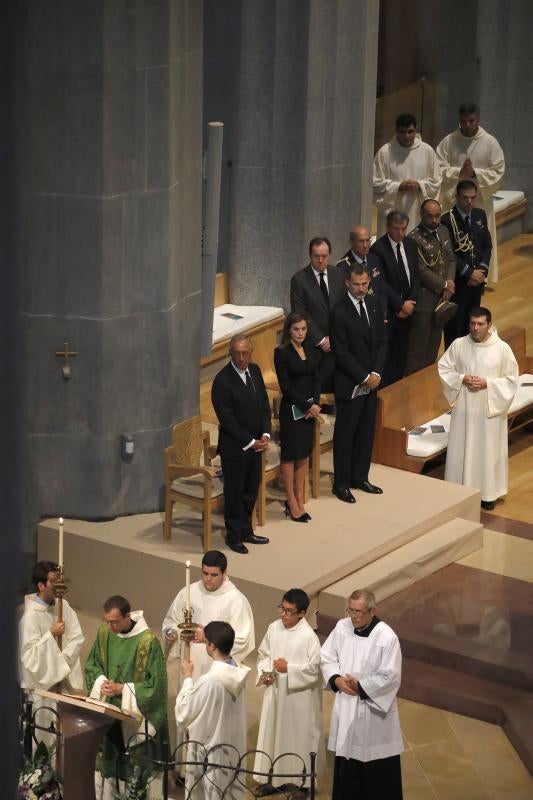 Los Reyes, Rajoy y Puigdemont presiden una ceremonia de homenaje por los atentados en Barcelona y Cambrils