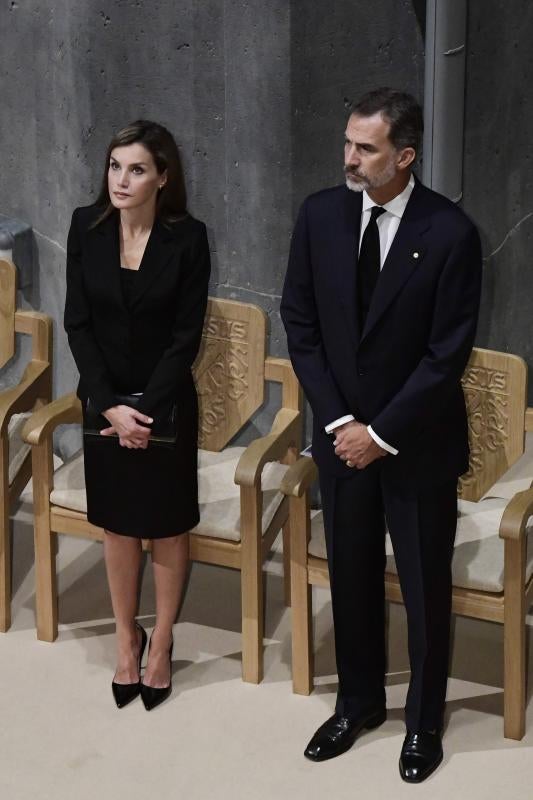 Los Reyes, Rajoy y Puigdemont presiden una ceremonia de homenaje por los atentados en Barcelona y Cambrils