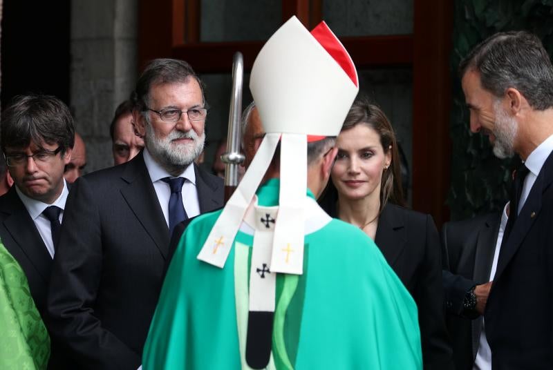 Los Reyes, Rajoy y Puigdemont presiden una ceremonia de homenaje por los atentados en Barcelona y Cambrils